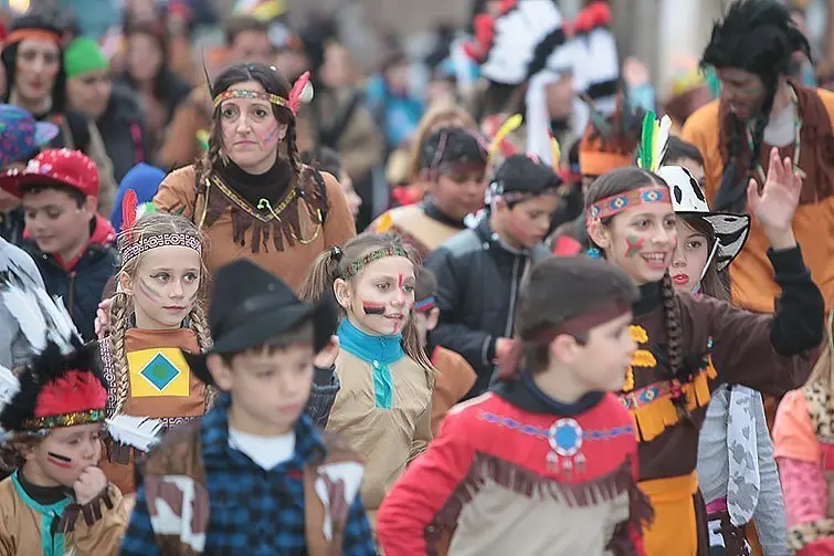 Multitudinària Rua de carnestoltes 2015 a Mollerussa.