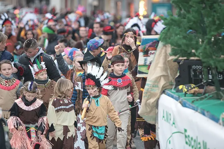 Multitudinària Rua de carnestoltes 2015 a Mollerussa.