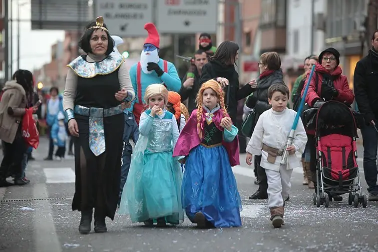 Multitudinària Rua de carnestoltes 2015 a Mollerussa.