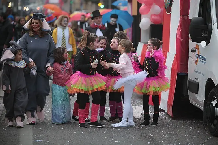 Multitudinària Rua de carnestoltes 2015 a Mollerussa.