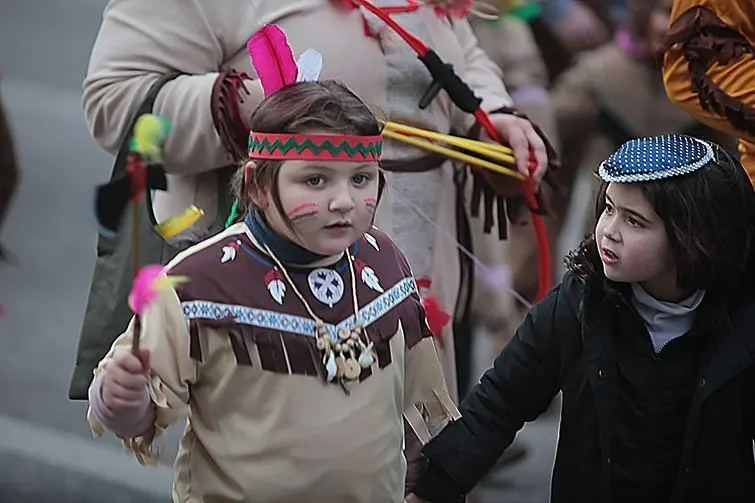 Multitudinària Rua de carnestoltes 2015 a Mollerussa.
