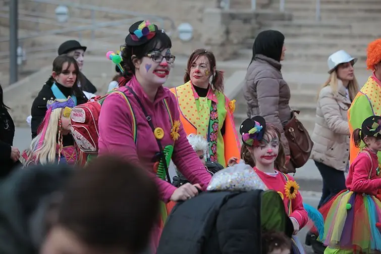 Multitudinària Rua de carnestoltes 2015 a Mollerussa.