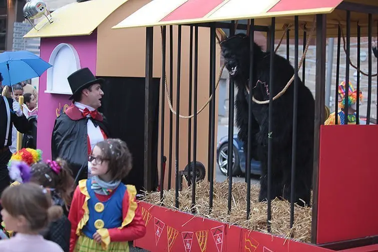 Multitudinària Rua de carnestoltes 2015 a Mollerussa.