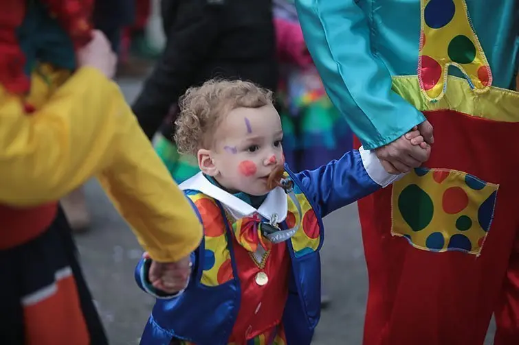 Multitudinària Rua de carnestoltes 2015 a Mollerussa.