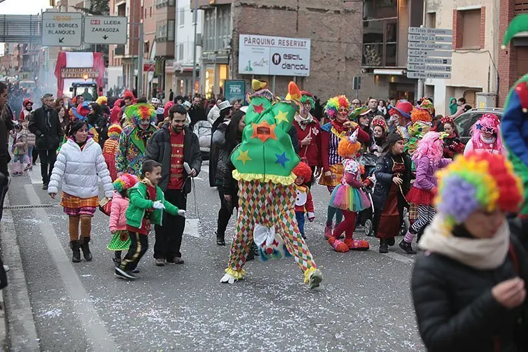 Multitudinària Rua de carnestoltes 2015 a Mollerussa.