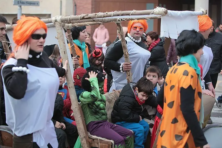 Multitudinària Rua de carnestoltes 2015 a Mollerussa.