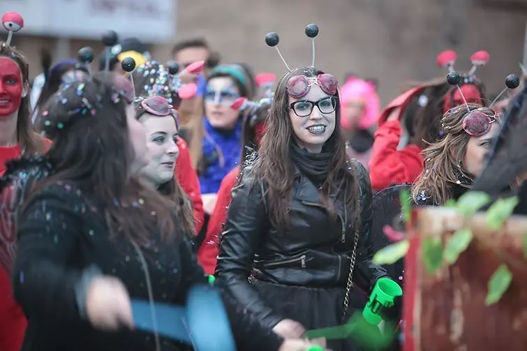Multitudinària Rua de carnestoltes 2015 a Mollerussa.