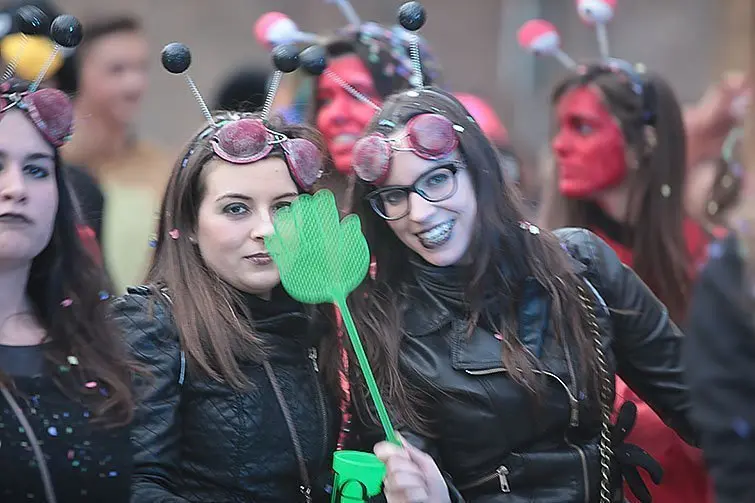Multitudinària Rua de carnestoltes 2015 a Mollerussa.