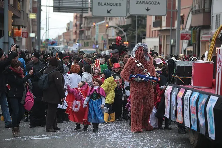 Multitudinària Rua de carnestoltes 2015 a Mollerussa.