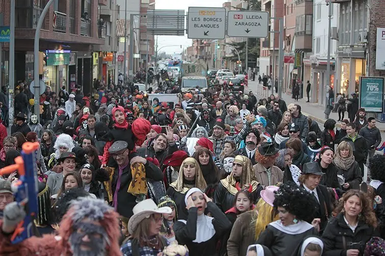 Multitudinària Rua de carnestoltes 2015 a Mollerussa.