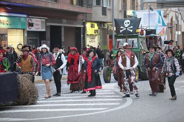 Multitudinària Rua de carnestoltes 2015 a Mollerussa.