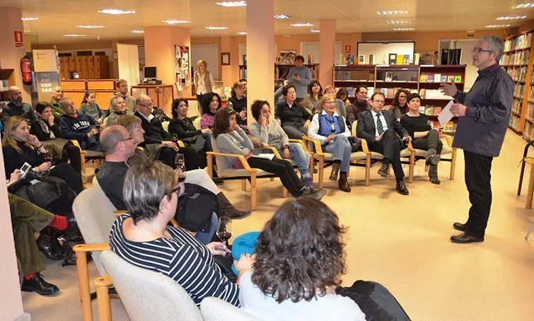 Màrius Serra en la seva intervenció en el cicle Biblioteques amb DO a Mollerussa.