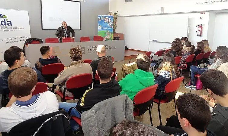 L&#39;alcalde Ramon Cónsola rep als estudiants dels estudiants dels instituts de Mollerussa.