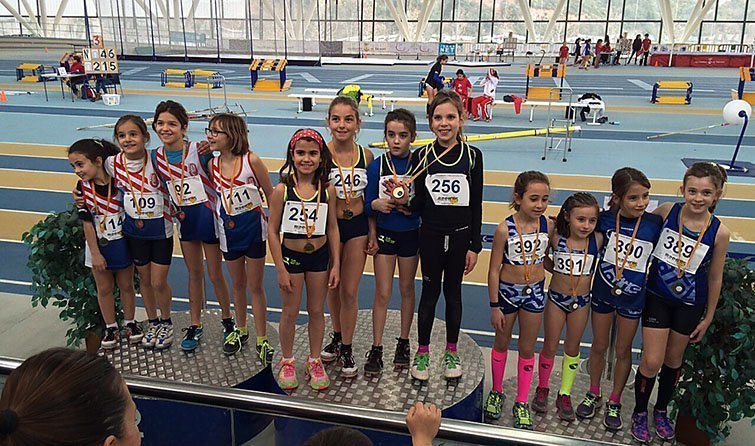 Les atletes del Xafatolls recullen les medalles de la competició de Sabadell.