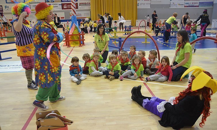 Els alumnes de l&#39;Institut Mollerussa munten el circ per les escoles bressol.