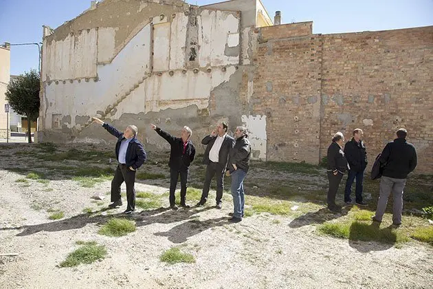 Antoni Villas i Josep Capdevila visiten la finca del centre mèdic de Linyola.