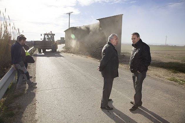 Joan Trull i Jordi Calvís presencien l&#39;enderroc del magatzem a la carretera de Vilanova.