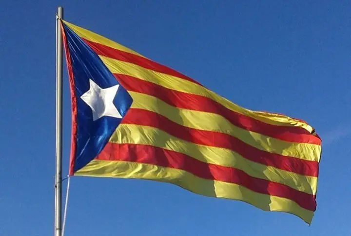 La nova estelada gegant al Tossal Gros, entre Arbeca i Puiggròs.