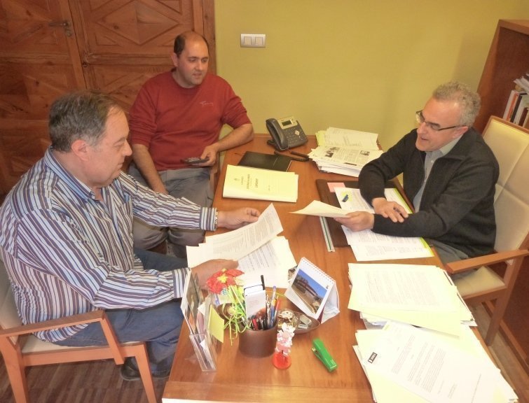 L'alcalde i 2 regidors repassant subvencions (11-03-2015)