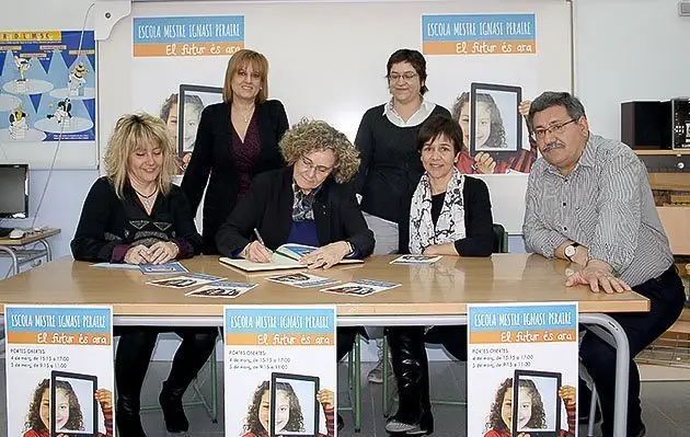Carme Ortoll va signar el llibre d'honor de l'escola Ignasi Peraire de Mollerussa.