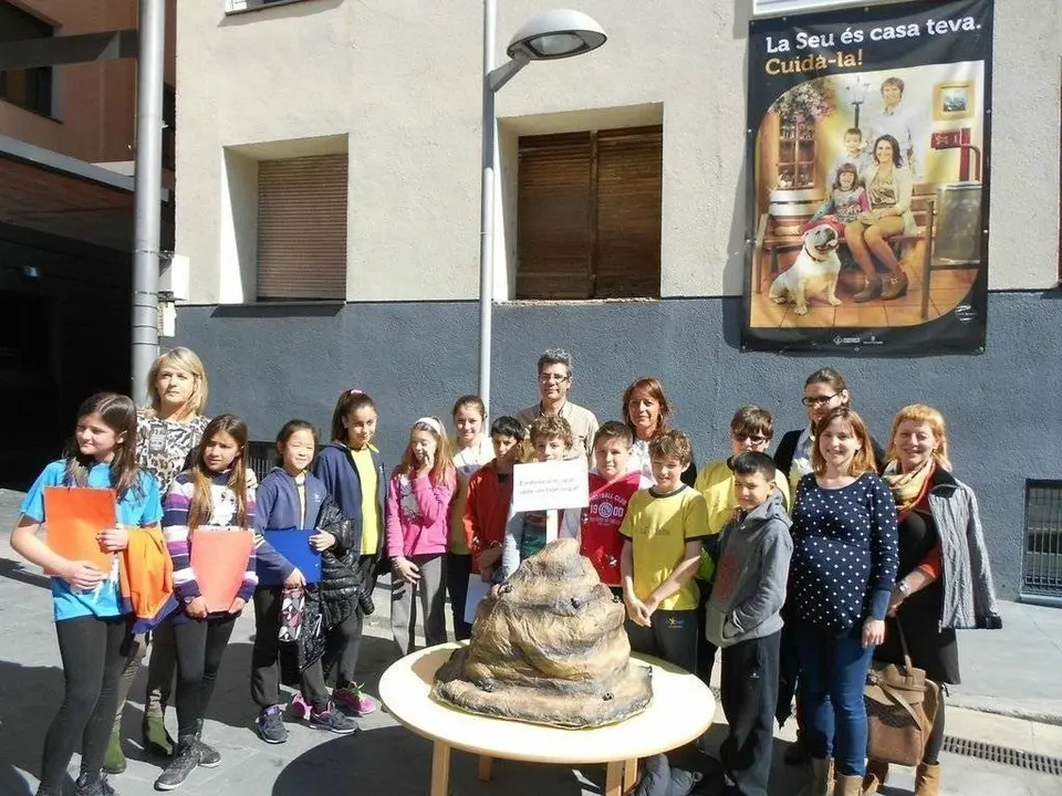 Defecació gegant de gos elaborada durant la celebració del Parc de Nadal pels nens i nenes