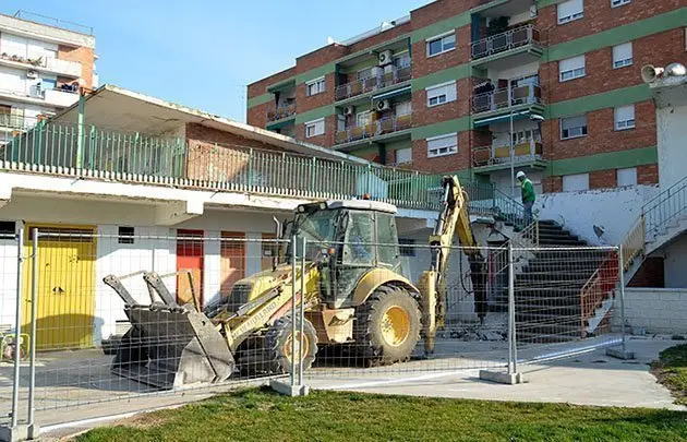 Els preparatius per enderrocar l&#39;antic bar de les piscines de Mollerussa.