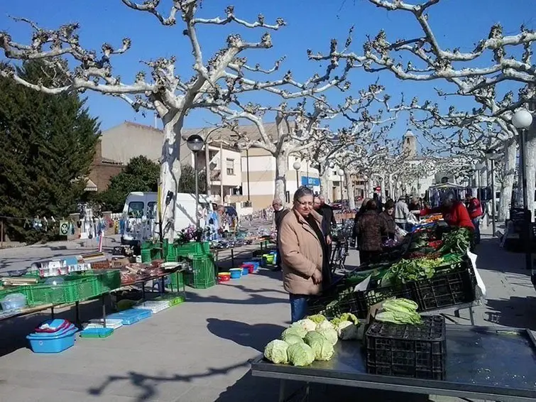 Les parades en el mercat del dimarts a Bellvís, en el passeig Urgell.