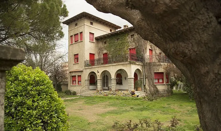 Edifici de Cal Castelló en el centre de la finca a l&#39;avinguda Catalunya.