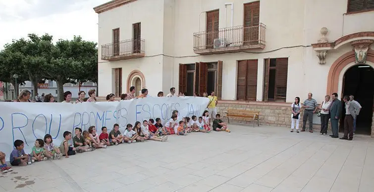 Mobilització d&#39;alumnes i pares l&#39;any 2009, en una visita de responsables d&#39;Ensenyament.