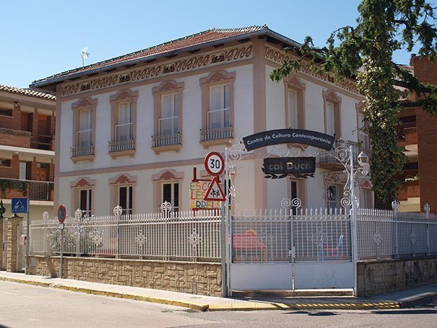 Edifici de Cal Duch al carrer Prat de la Riba de Mollerussa.