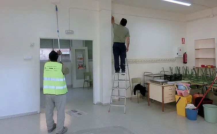 La Brigada municipal pintant les instal·lacions de l&#39;escola Sant Miquel de Miralcamp.