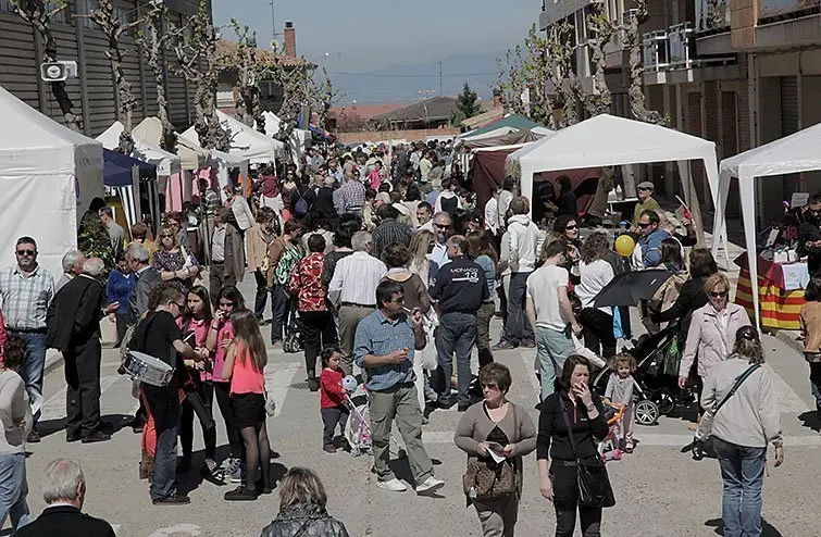 Imatge de l&#39;afluència de públic de la primera edició de Firacamp, la Fira de la Floració.