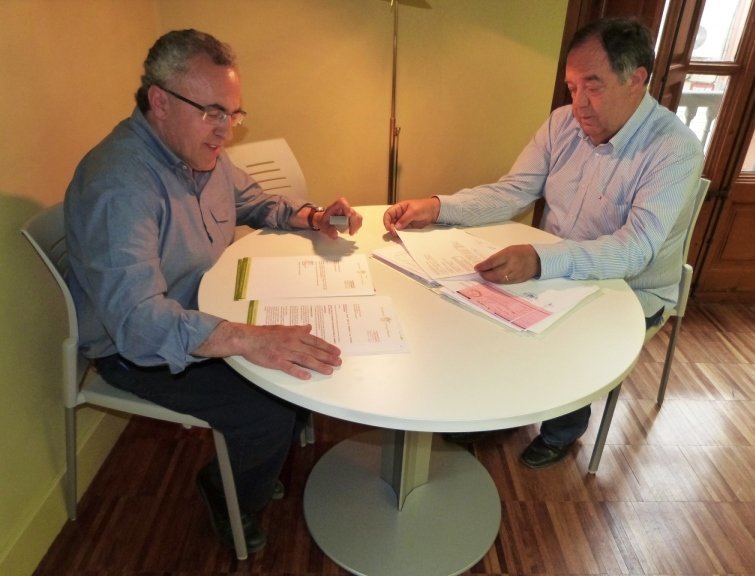 L'alcalde i el regidor revisant el pagament a proveïdors de les Borges (15-04-2015)