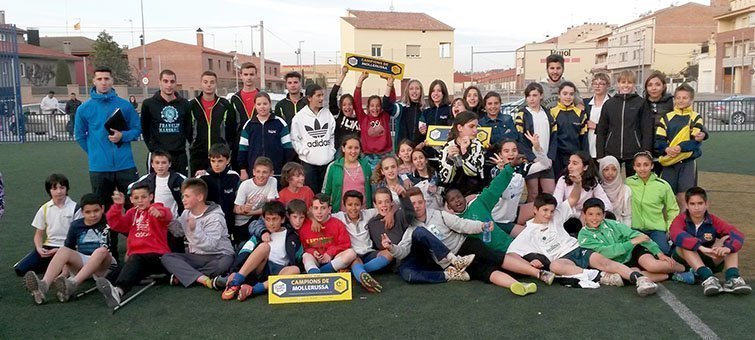 Els participants en el Tercer Torneig de Futbol Escolar Cruyff Court de Mollerussa.