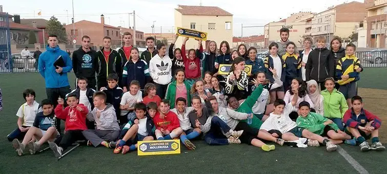 Els participants en el Tercer Torneig de Futbol Escolar Cruyff Court de Mollerussa.