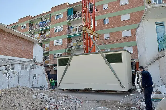 Instal·lació del mòdul de la nova estació elèctrica al solar del bar de les piscines.