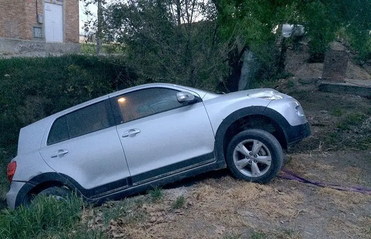 El vehicle que va quedar penjat en el marge de la tercera Sèquia a Bellvís.