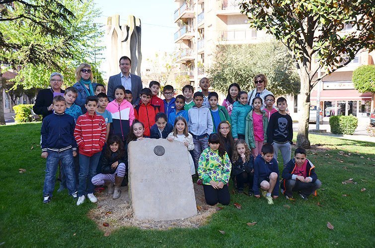 Marc Solsona amb els alumnes de quart de l&#39;escola Ignasi Peraire.