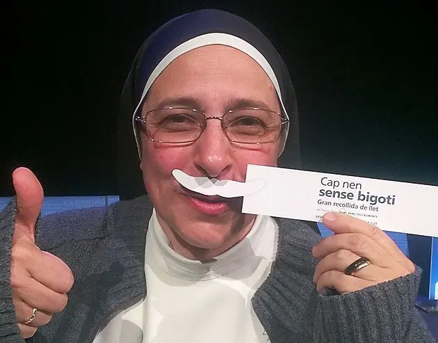 Sor Lucia Caram es posa el bigoti.