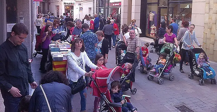 El bon temps motiva la participació en la Diada de Sant Jordi.