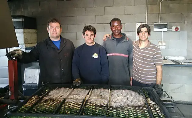 Jordi Llanes en l&#39;obrador en el que es couen els calçots del Rebost de Ponent.