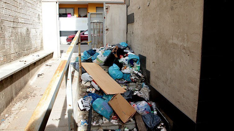 Acumulació de brossa en el bloc d&#39;habitatges del carrer Montsec de Mollerussa.