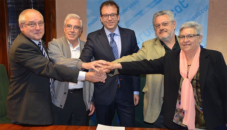 Ll.Puig, V.Sallés, M.Solsona, J.Rucabado i M.París signen el protocol.
