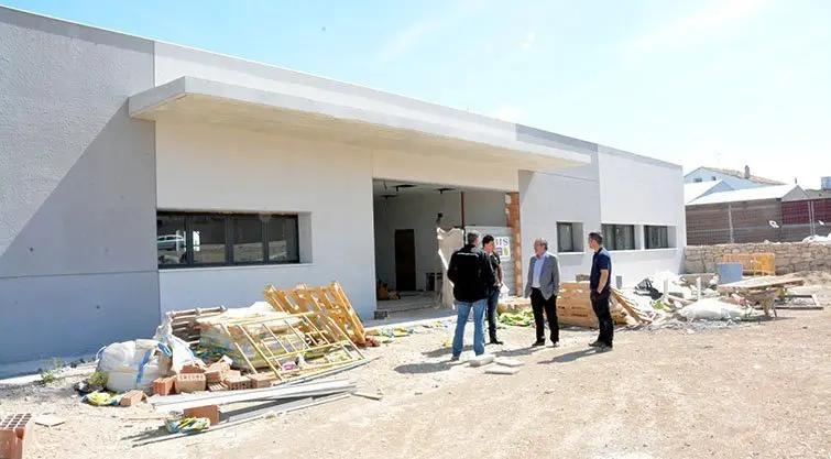 L'alcalde de Fondarella i president de la Diputació Joan Reñé visita les obres del consultori .