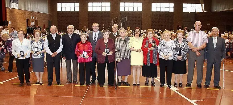 Reñé i Meseguer amb els avis que van rebre el reconeixement.