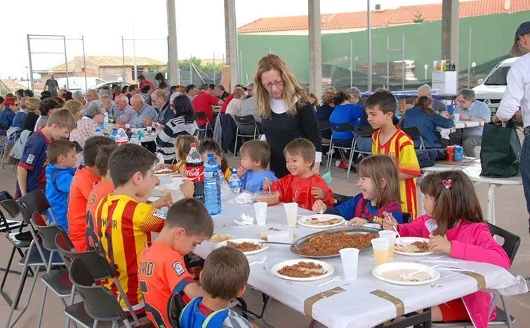 Participants en el concurs de dibuix en la celebració de la Penya Blaugrana de Sidamon.