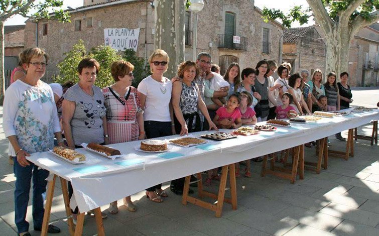 Els artífexs dels pastissos de la mostra de la Festa del Roser al Poal.