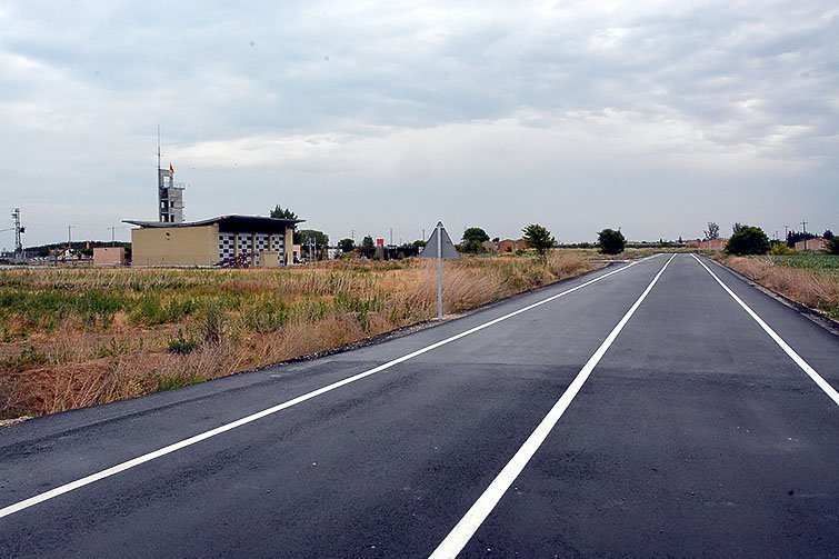 Imatge del nou vial d'accés a la carretera de Linyola del Parc de Bombers.