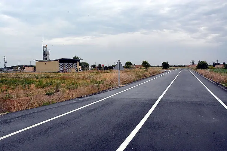 Imatge del nou vial d'accés a la carretera de Linyola del Parc de Bombers.