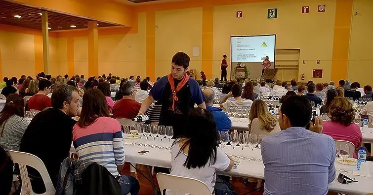 Els escoltes de Cal Met van servir els vins dels Tast Vi per Vida.